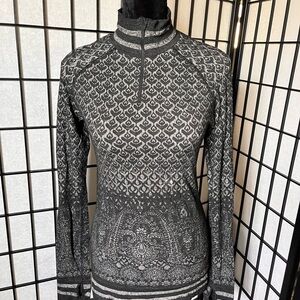 Athleta Black and White Fitted Ribbed Sweatshirt